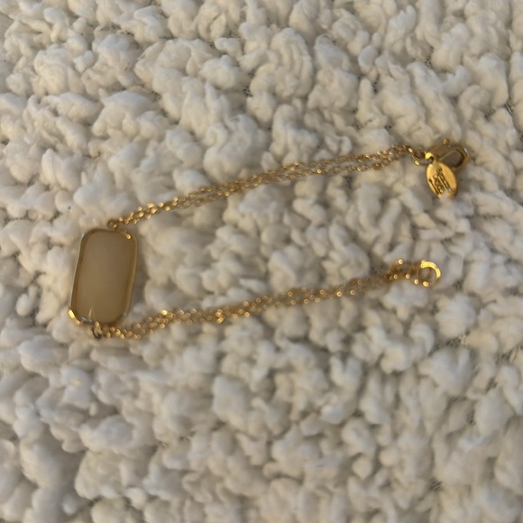 Dainty gold bracelet with pale pink stone - Picture 4 of 4